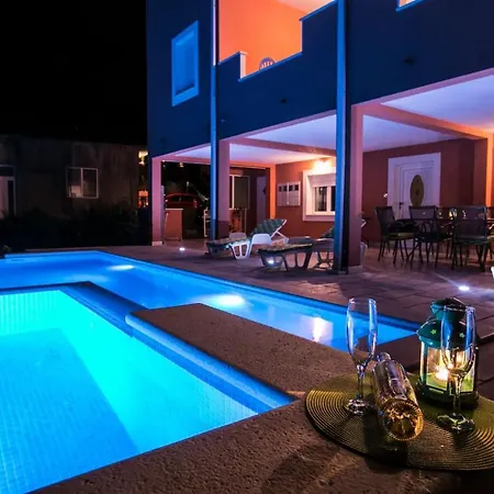 Rita With Pool Villa *