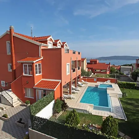 Villa Rita With Pool Kastela